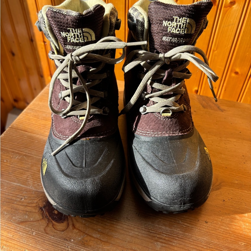Like new condition
Girl’s size 5 
The North Face Outdoor Boots